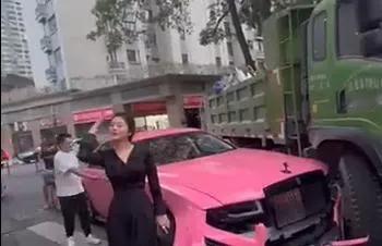 撞上劳斯莱斯的卡车只有100万保险，被撞车主回应

11月4日，一名网民发布了一