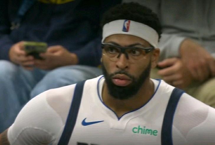 戴维斯超级尴尬一幕诞生了：

雷霆主场轻松打爆独行侠迎来14连胜，匪夷所思的是浓