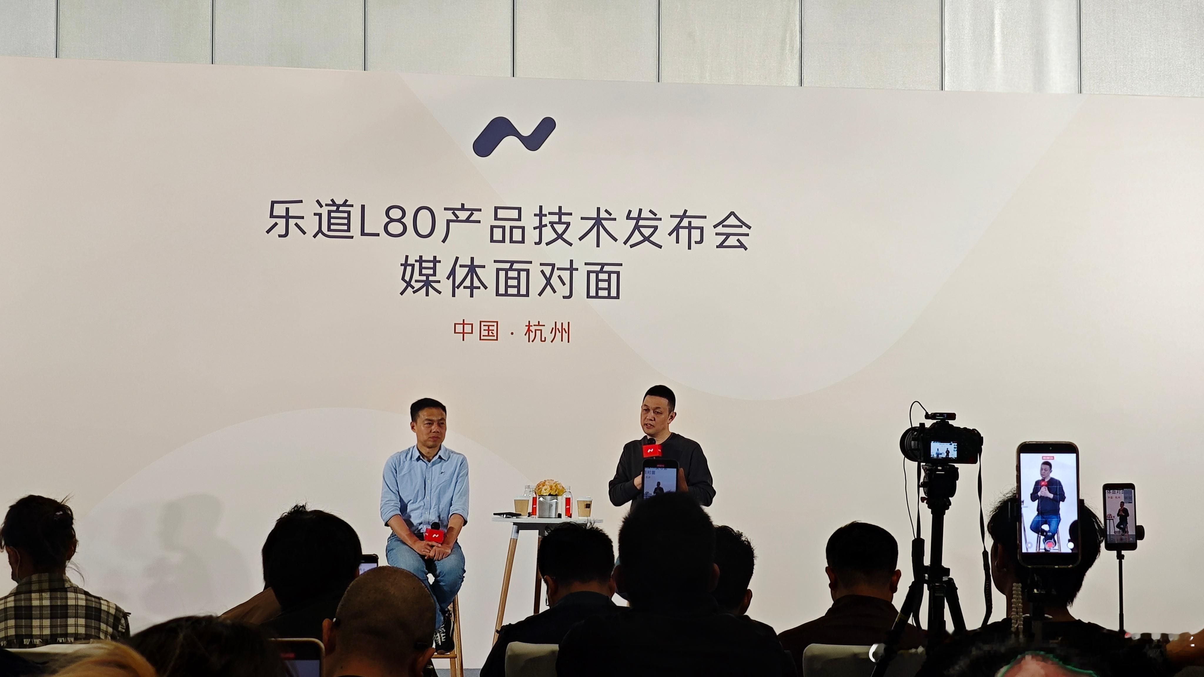 斌哥现场给了一个数字，大五座SUV里面，纯电占比只有百分之六点几，大六座已经达到