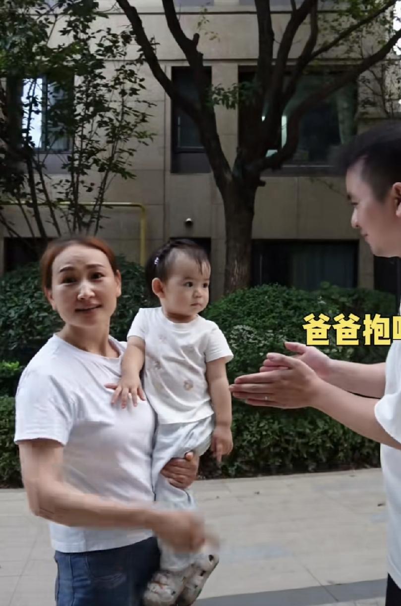 黄喂喂与柱子哥的好智商被密密遗传到位了。
真是一个努力的好宝宝。
哈密偶尔在育儿