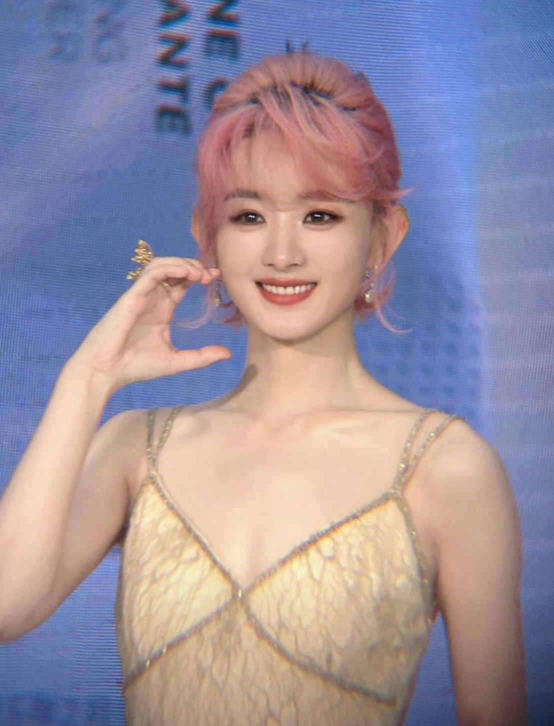 赵丽颖犹豫半天比了个苹果 小骨你怎么这么可爱这么美呢？真的爱了！赵丽颖是我的女神