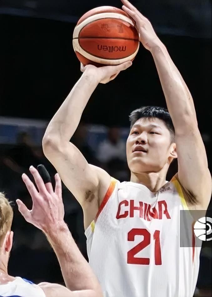 徐昕、赵维伦无缘！中国男篮今晚对阵喀麦隆热身赛12人出战名单正式出炉，具体如下：
