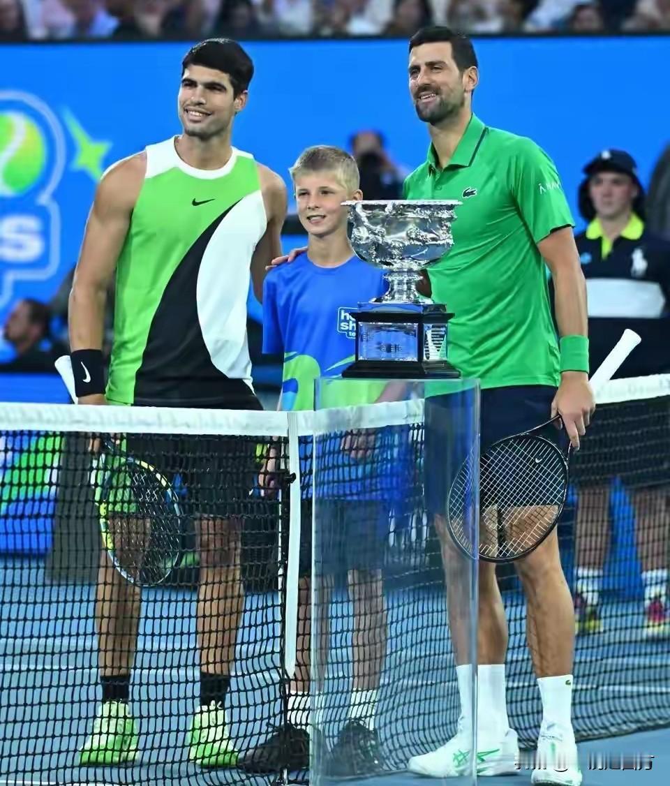 阿尔卡拉斯在澳网男单决赛3-1击败德约科维奇，成就全满贯，不知不觉间，他已经实现