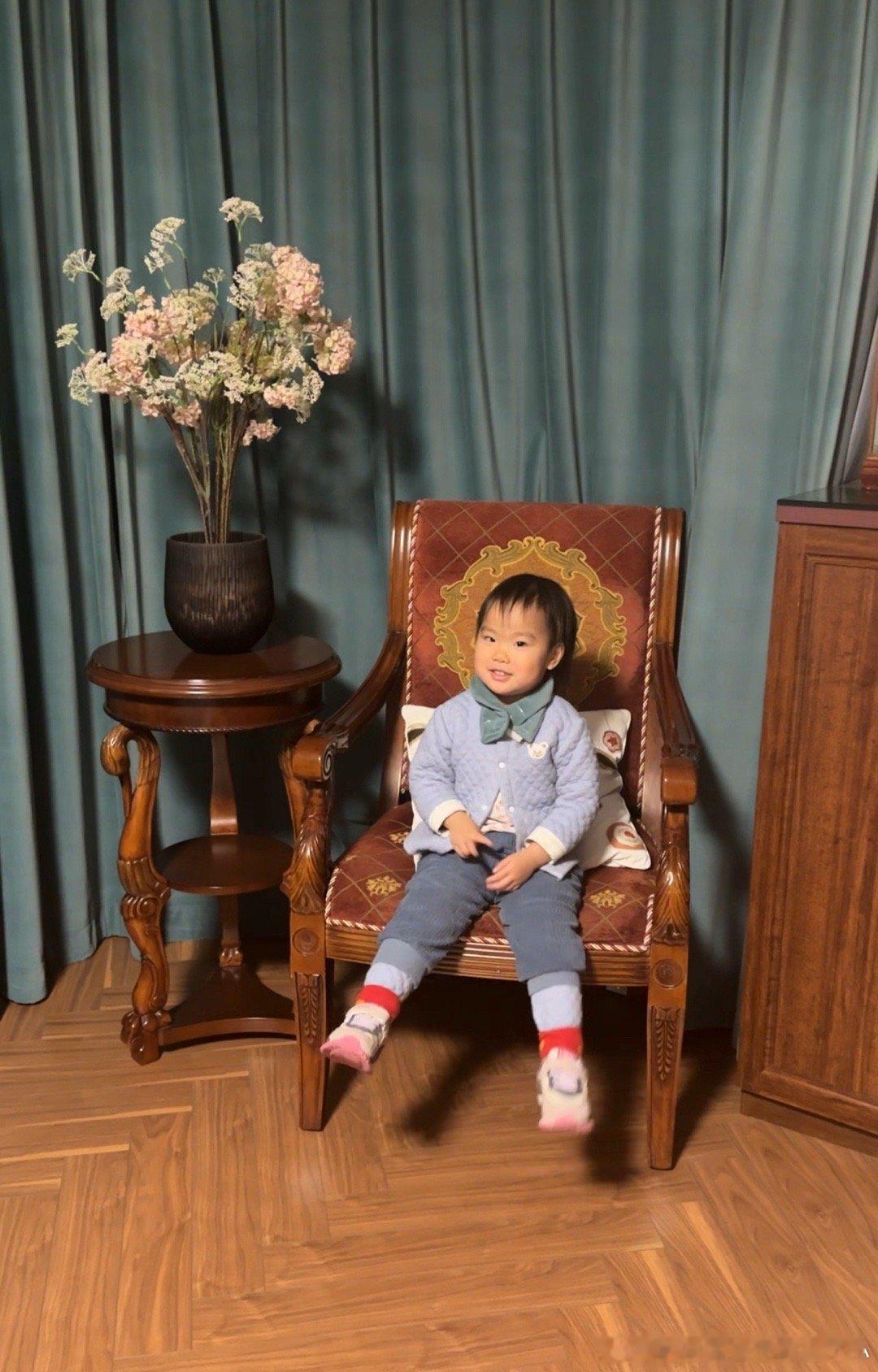 小咪和姥姥说：我们家我妈最漂亮，我爸和我姐也可以，就是需要减肥。姥姥说：那我呢？