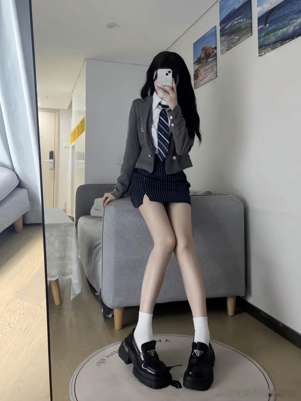 上班不迟到，迟到不穿校服。毕业了，终于可以穿自己想穿的。🎓✨ ​​​
