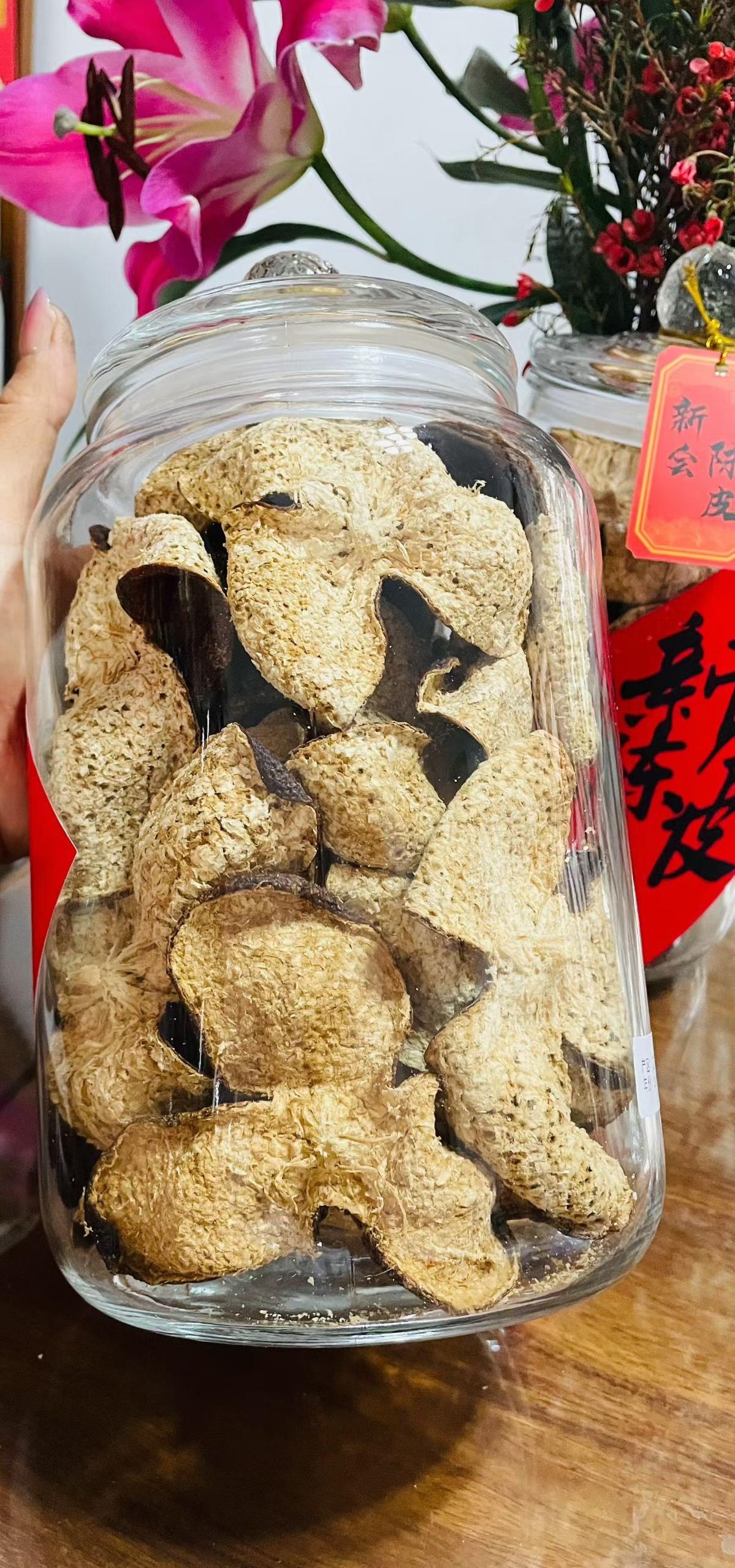 新会陈皮真的是养生界的宝藏！它可是广东江门新会区的特产，历史超悠久。
新会陈皮用