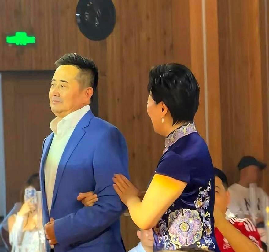 赵海燕一开口，台下600宾客全笑了。

辽宁大学副教授、二人转演员赵海燕，在台上