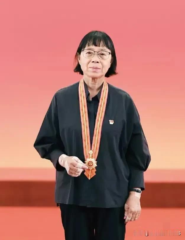 真心说，我们这些普通人，哪儿会去管别人家的闲事呢？但张老师，她就是那种能改变女孩