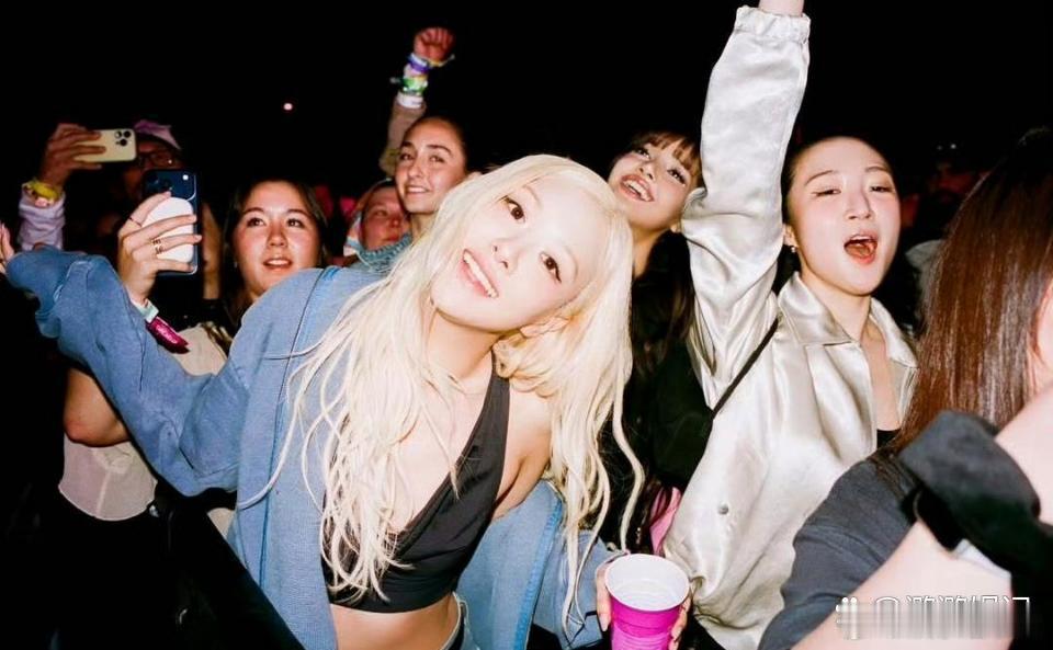 朴彩英晒与Jennie和Lisa合影朴彩英晒与Jennie和Lisa合影，不值得