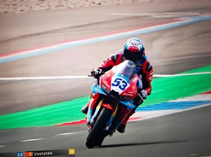 欧洲人急了。
他们给中国赛车焊上了7公斤的铅块，还削了5%的动力。你以为这是打压