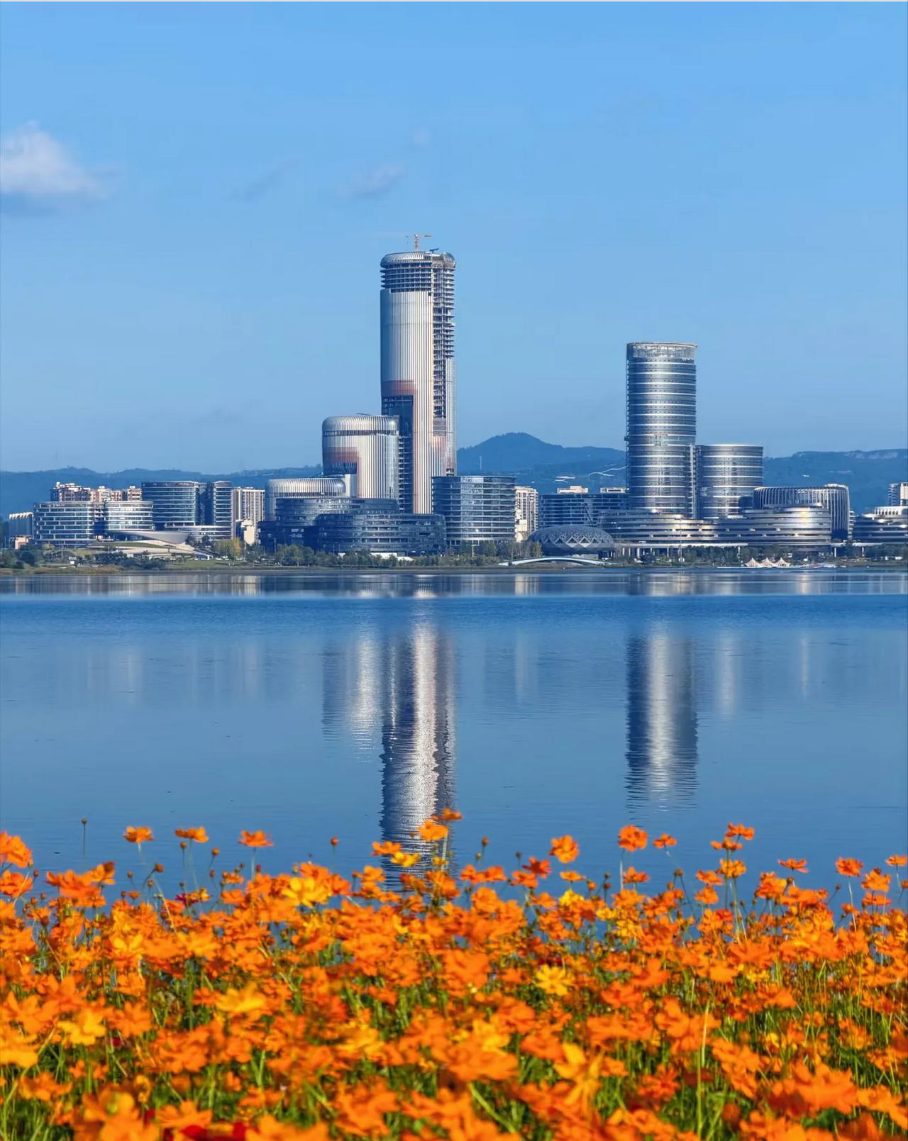 近日，四川一位24岁的女青年很是苦恼，不知如何应对她父亲的女朋友的苦恼。
是这样