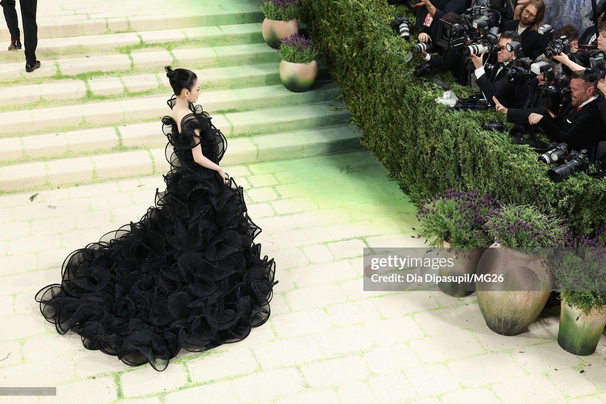 宁艺卓 x Met Gala 2026一张美丽的长裙摆～宁艺卓拖尾黑纱裙宁艺卓m