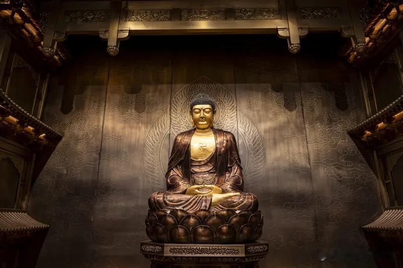 现在中国人最大的信仰，还挺难一言蔽之。学者钱穆说中国人最高信仰是天、地、人三者合