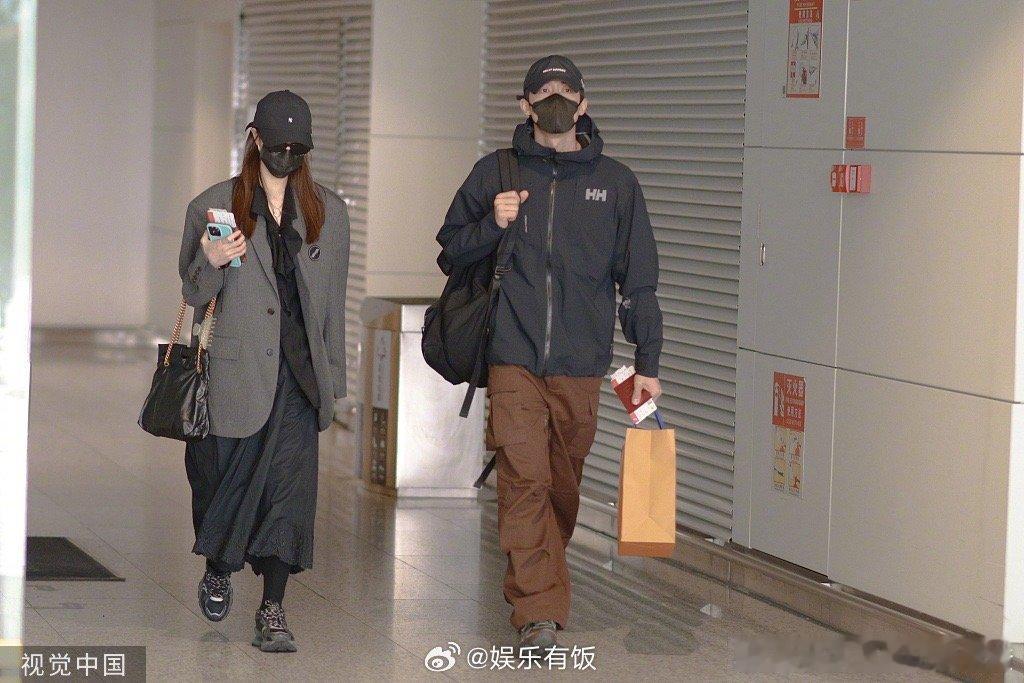 钟楚曦侯雯元大年初一机场出发去旅游泰国 ​​​