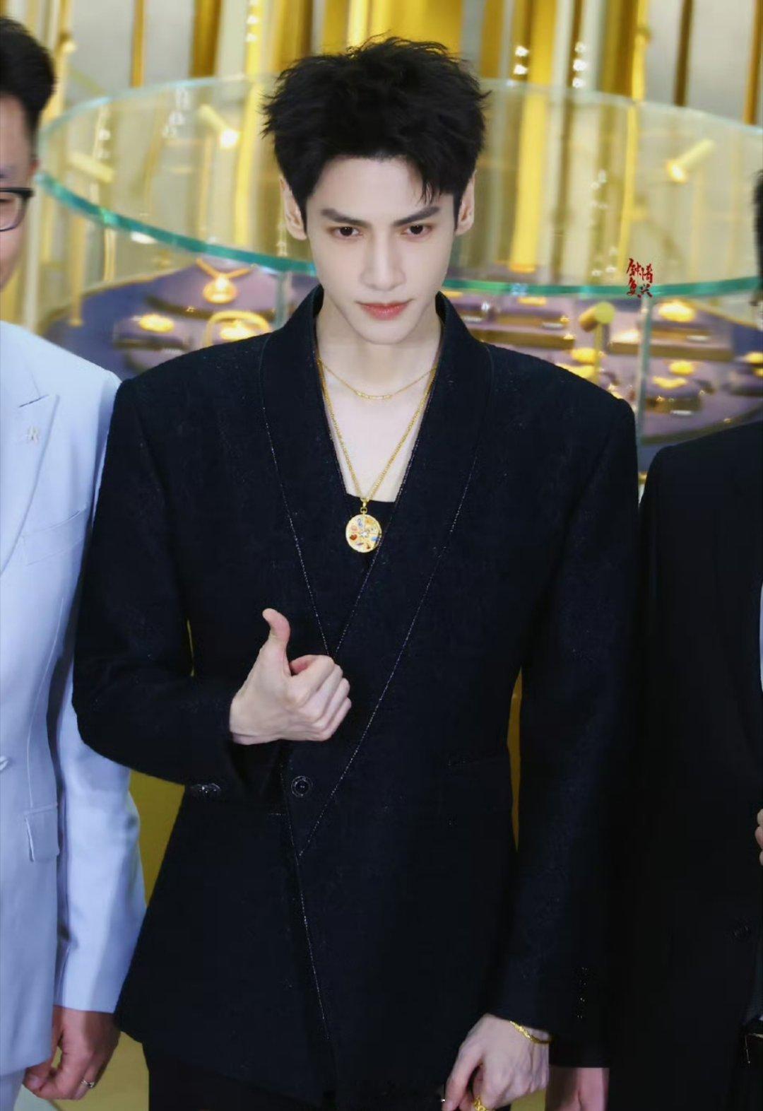 罗云熙今天完全贵公子 也太帅了 