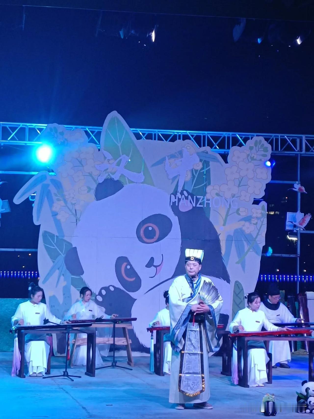 熊猫可爱，音乐动人。汉中国庆演义古琴曲《诸葛卧龙吟》。