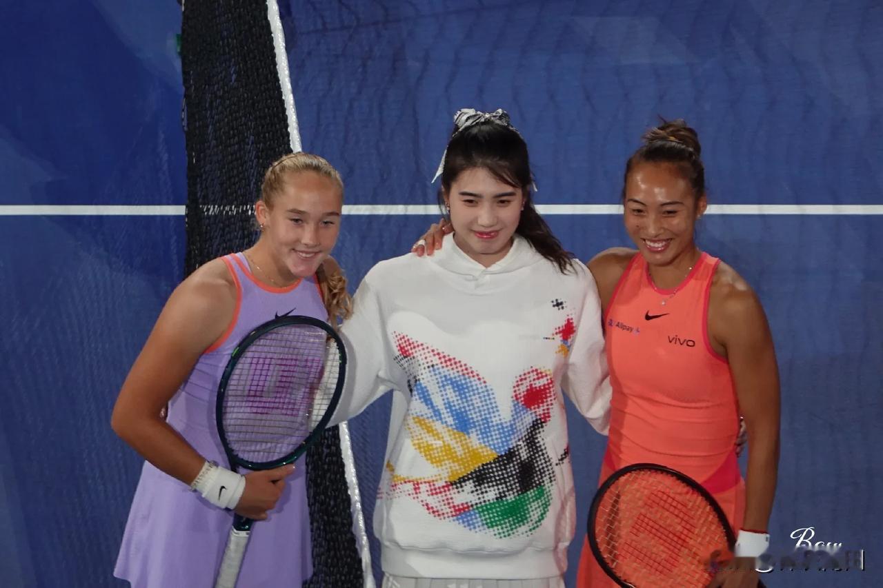 #2024中网# #张雨霏为郑钦文挑边#
之前郑钦文说想邀请张雨霏看她的比赛，张