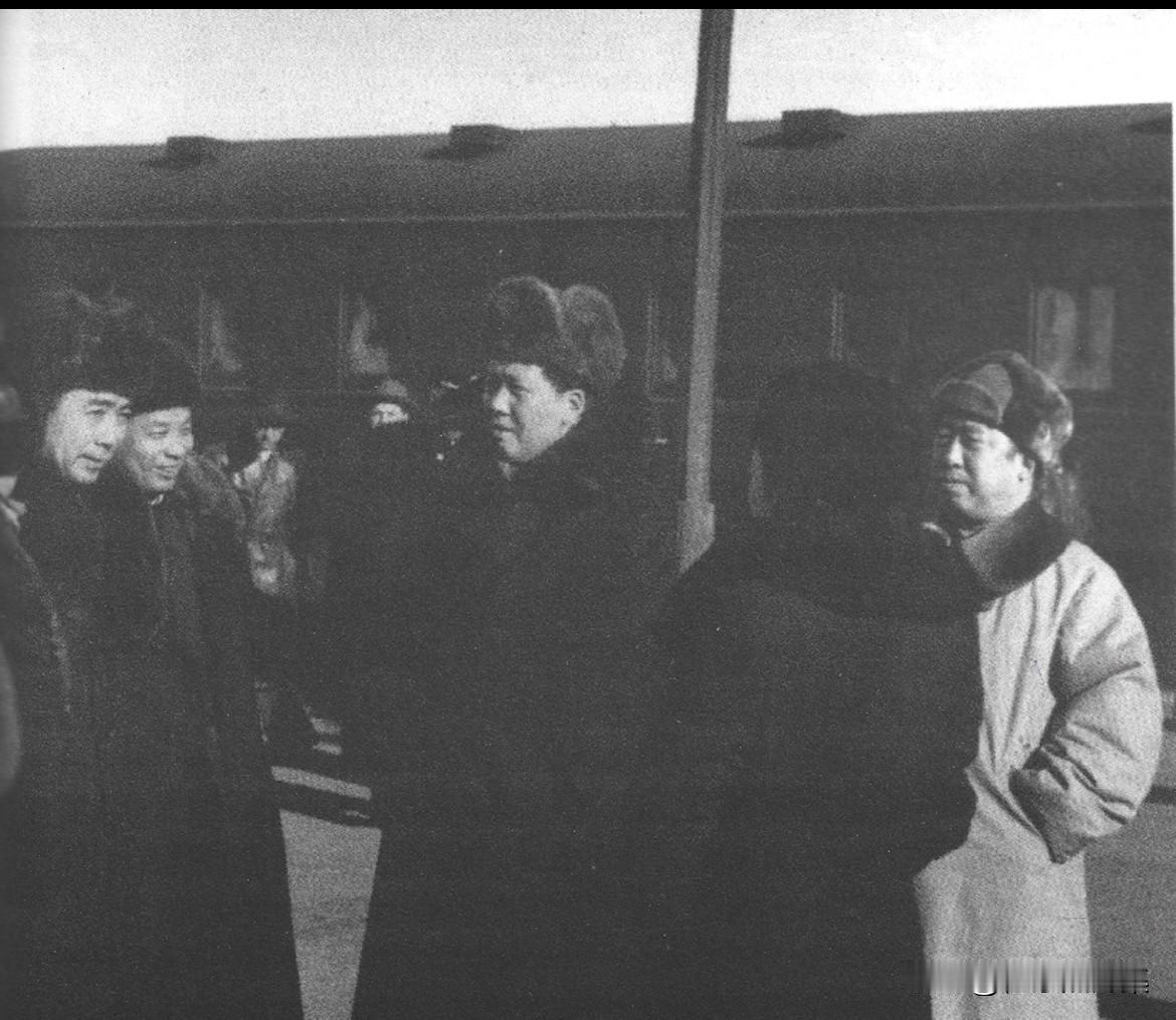 1950年2月26日下午，中苏边境的满洲里车站，毛泽东主席与周恩来总理在成功结束