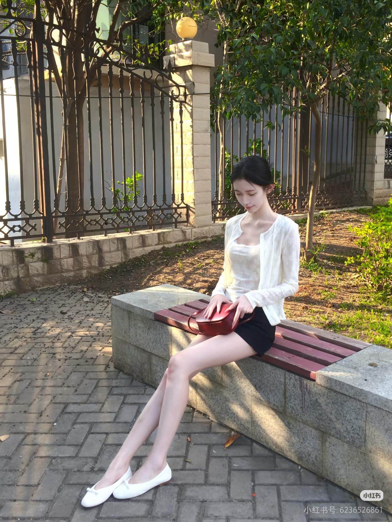 红袖添香夜，静坐思悠哉。