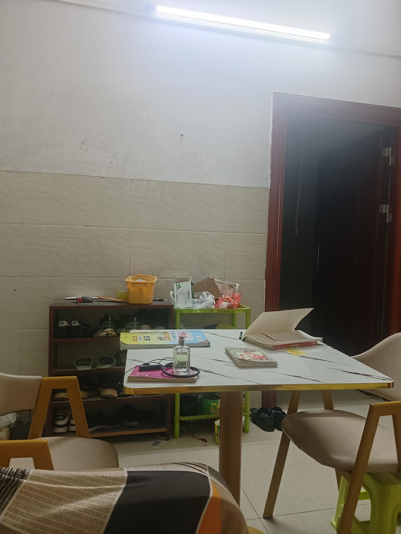为什么城中村白天比小区凉快很多，晚上却一样热呢？
住过城中村的人，估计都深有体会