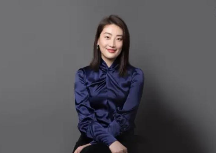 宗馥莉一手好牌打个稀巴烂，老爹面子没了，公司弄丢了，信托也没弄回来，全泡汤了。