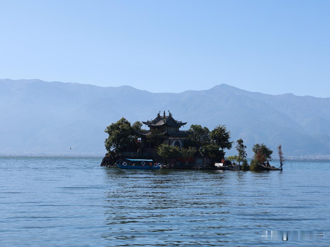 大理洱海小普陀，有着洱海海印之称，是环洱海游玩必打卡的地方之一。冬季旅游至此，不