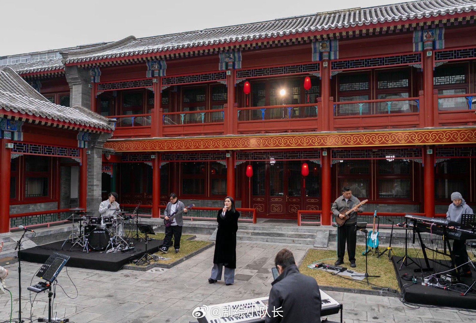 演唱会级别Live杨千嬅给了 杨千嬅真的太宠粉了！这场直播从班底到舞台全是顶级配