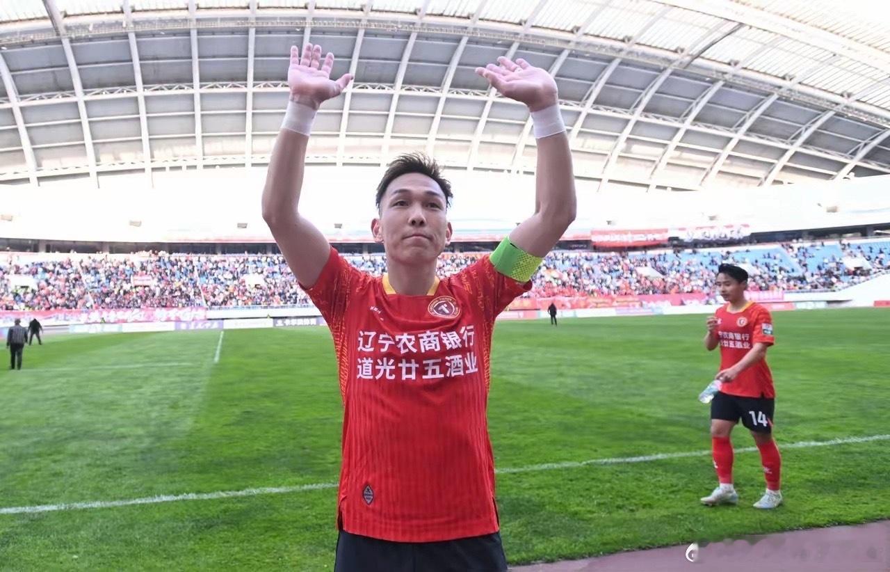 重赏之下，必有勇夫。辽宁铁人为在主场击败成都蓉城，开出300万赢球奖，这在如今中