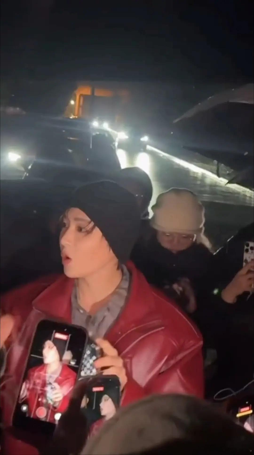 侯明昊线下给粉丝发🧧，太幸福了点吧 