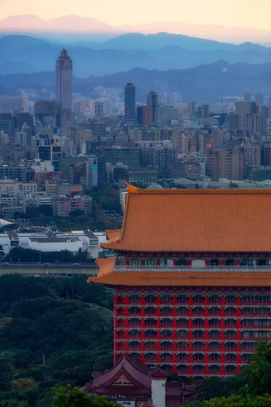 东部战区的演习视频那叫一个震撼！看着那些先进的武器装备、整齐划一的行动，太提气了