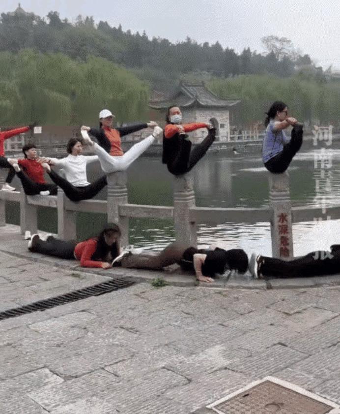 太尴尬了！河南新乡一景区，一群中年男女，在一湖岸边栏杆上，不但做着高难度的瑜伽动