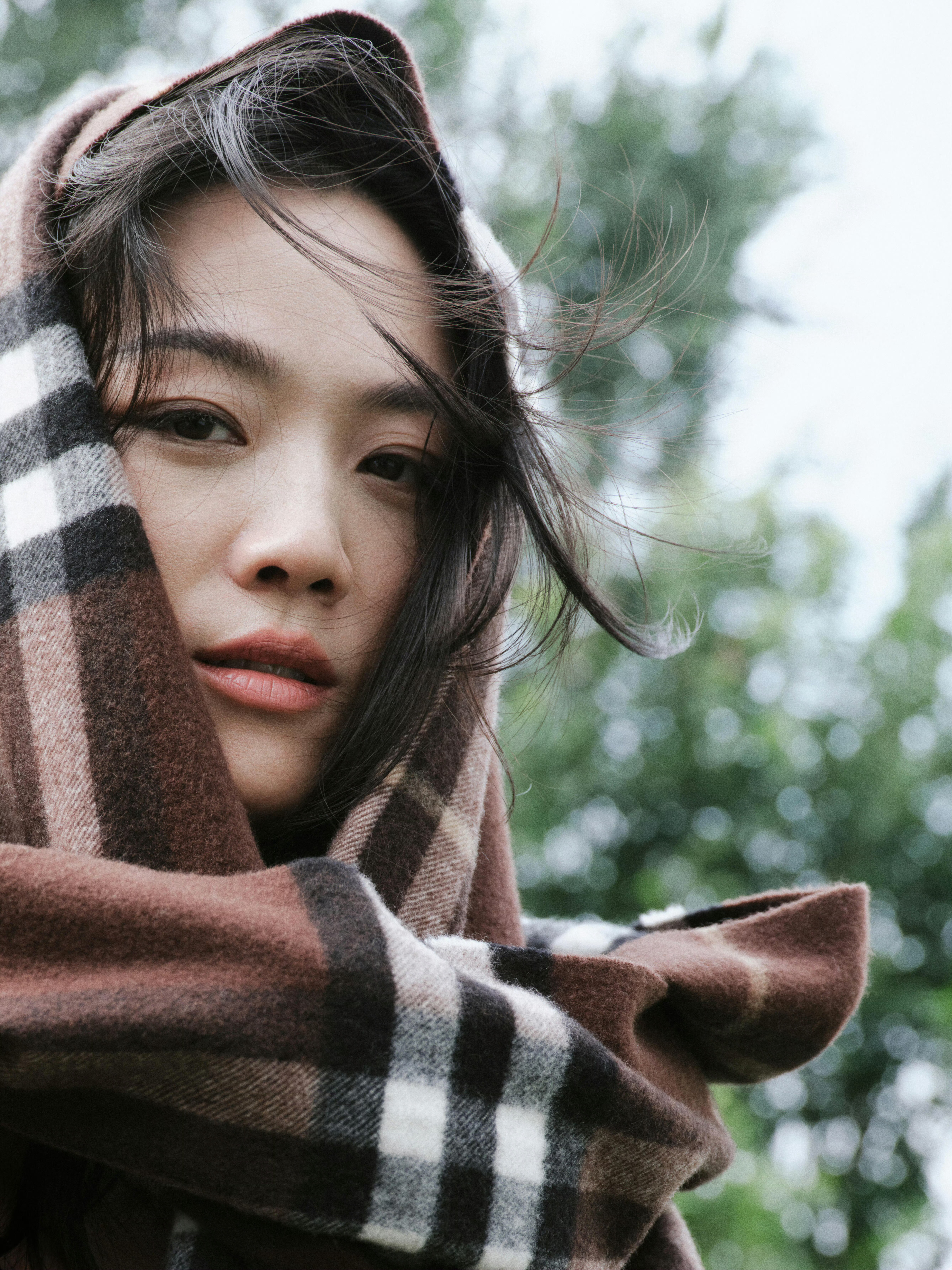 品牌曝光与人物气质兼具 ，文艺 、轻盈 ，不厚重 ，可以说是 Burberry 