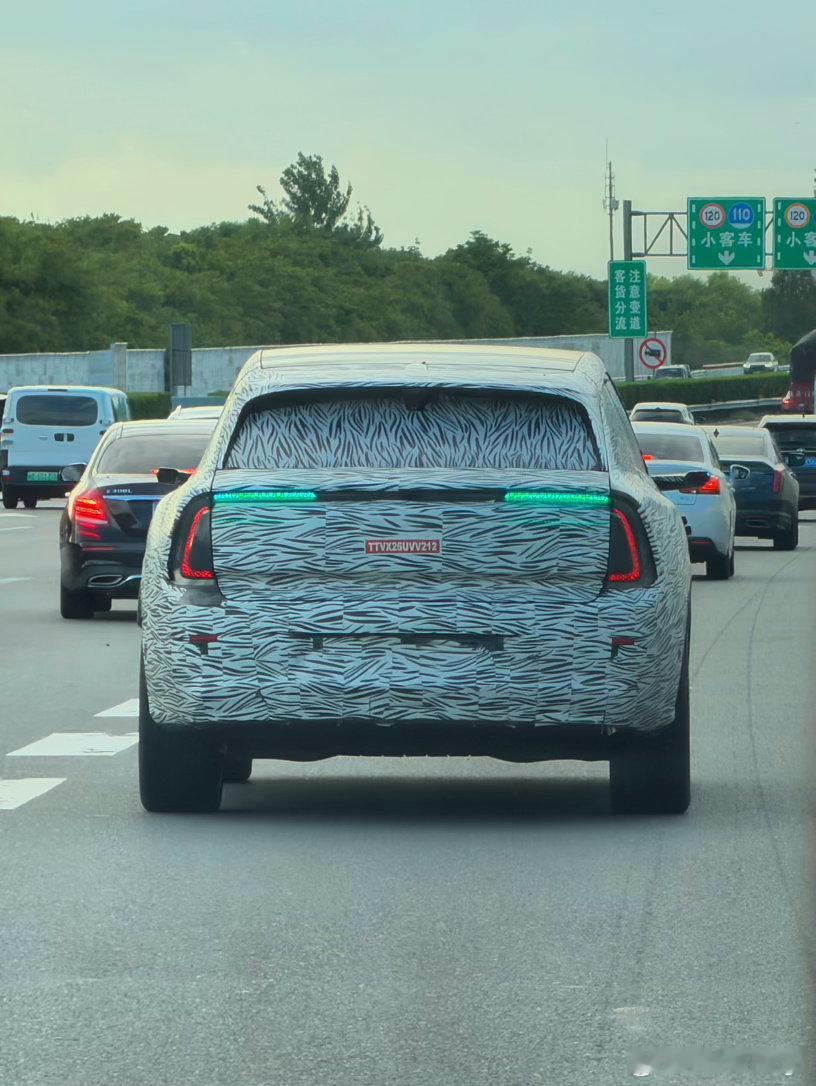 上汽奥迪 E7X 辅助驾驶测试车，有小蓝灯 可能是增程版本或者是 L3 测试车 
