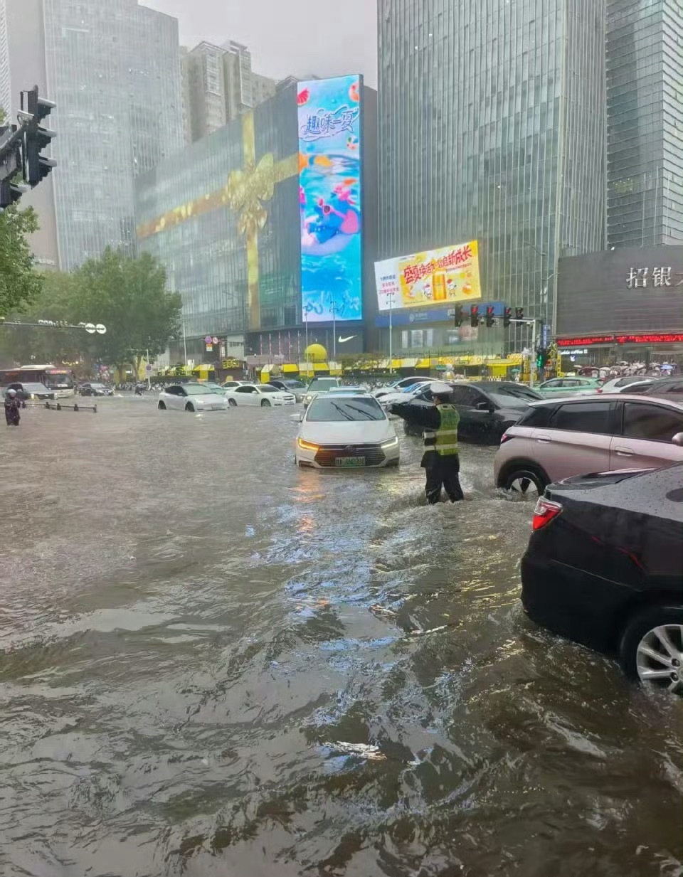 郑州暴雨最近暴雨的地方真多啊，不管在哪只要有预警，没有必要就别出门了。一定要注意