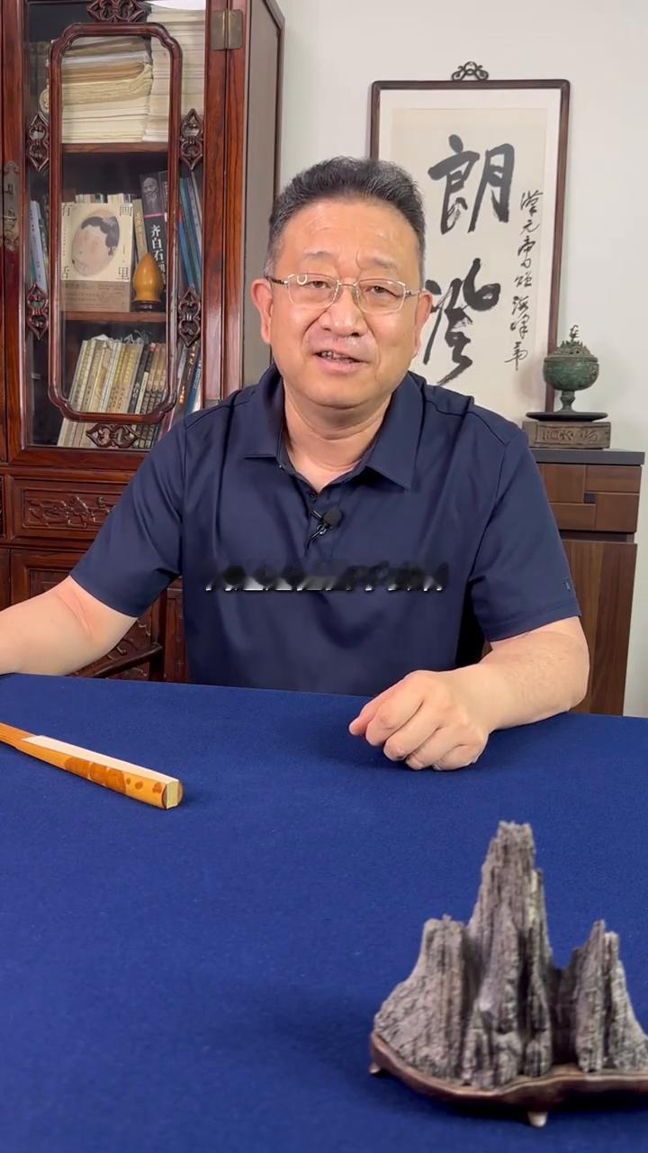 吴兴赋。
四十九岁的吴孟赋独坐在书房里，铺开一卷卷馍馍提笔，他要抄写一篇二十多年
