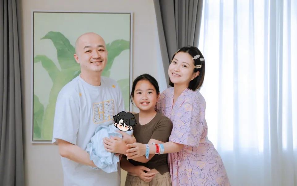 包贝尔包文婧二胎得子。

5月20日，包贝尔晒出一家四口合照，宣布二胎出生，“包