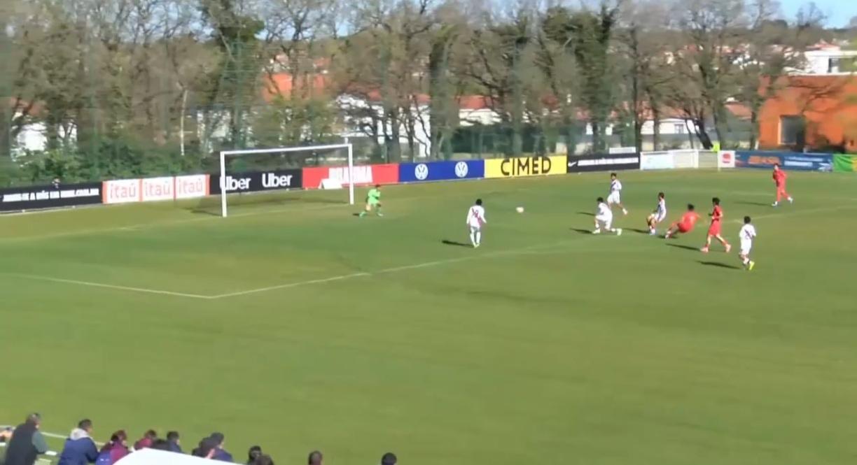 前场逼抢得手，刘凯源一脚抽射有了！1：0！U16国少半场领先秘鲁队！
逼抢，快速