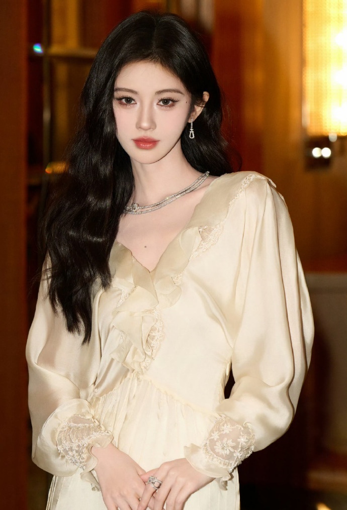 鞠婧祎每月25万元固定工资近日，艺人鞠婧祎与其经纪公司丝芭传媒的合约纠纷引发热议