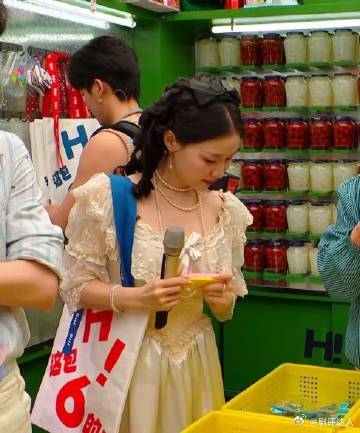 章若楠cos了赌神海棠造型章若楠红色风衣港风味儿 章若楠这次cos的造型实在是太