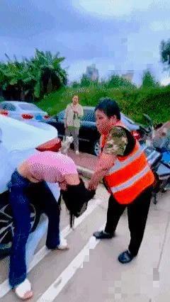 街头突发的这一幕，真的越看越让人心里不舒服。环卫大妈死死拽住女子头发不肯松开，女