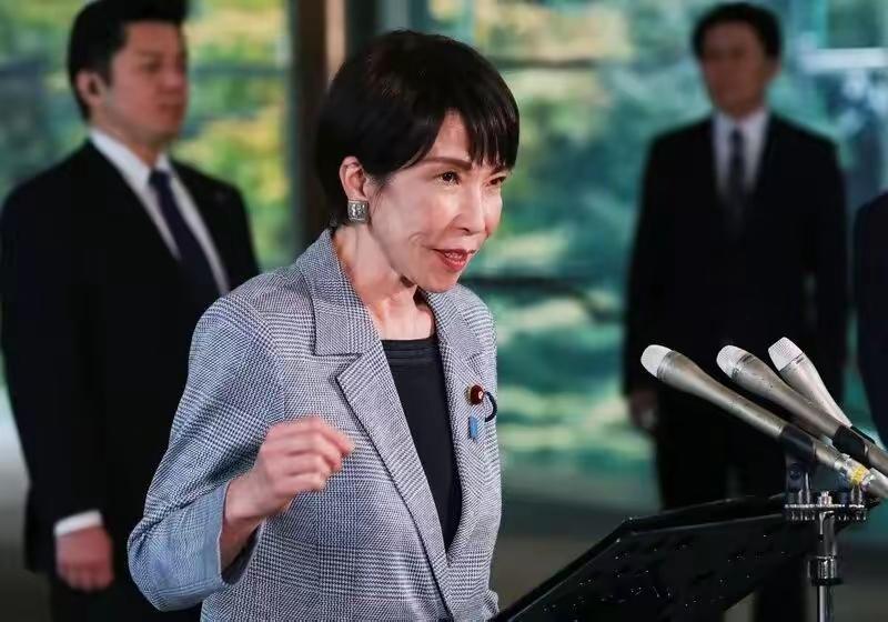 台湾全岛无差别下跪了！
综合台媒报道，随着国民党主席郑丽文的明确表态，岛内各党派