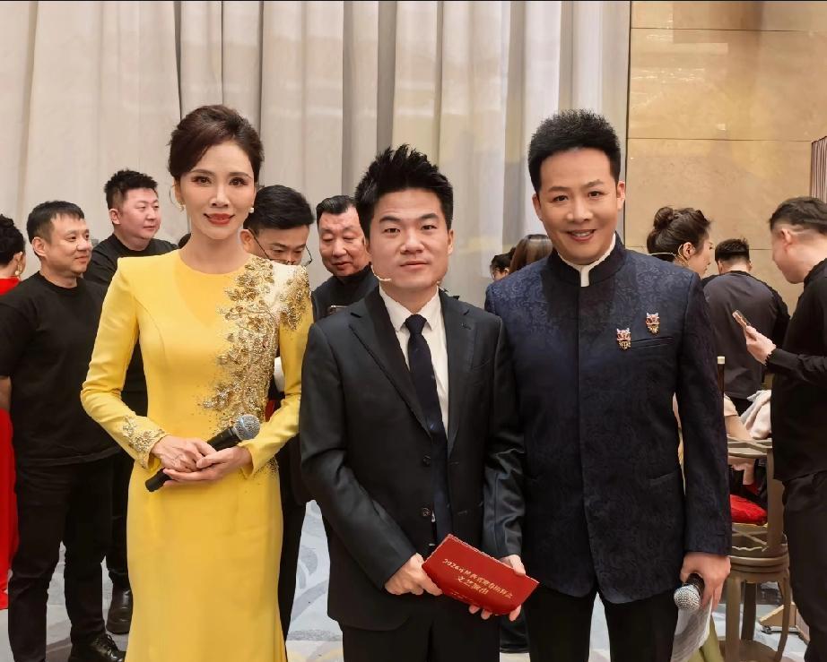 60多岁还在直播间连轴转，过年都不能歇。
多少人羡慕“老鱼”赚得多，但他这活法，