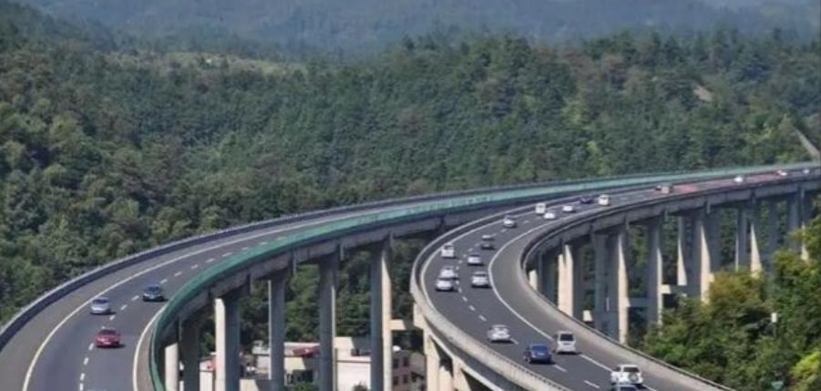 14亿中国人养不起高速？8年亏空6万亿，为什么美国高速免费却能盈利？其实，这是因