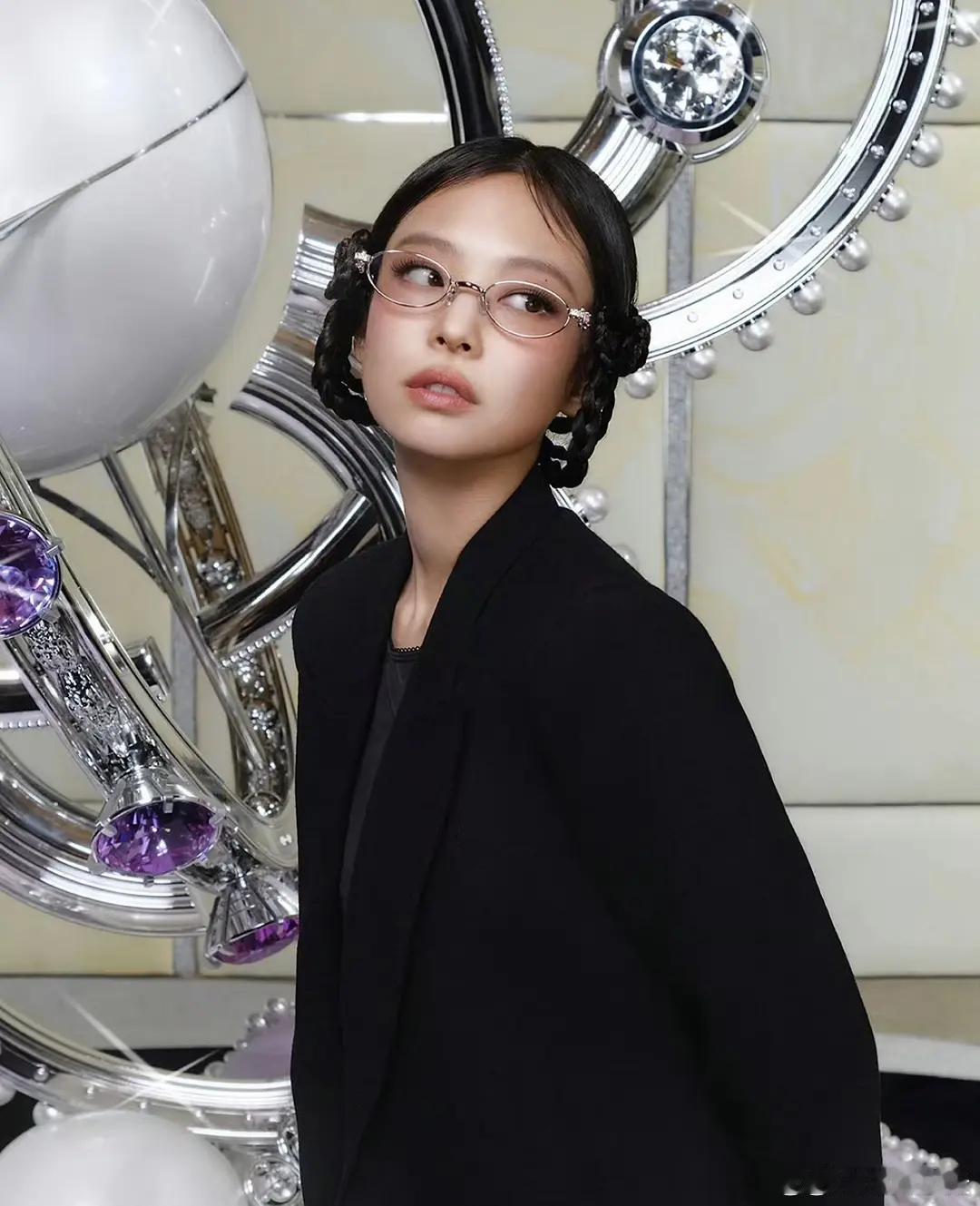 jennie这个妆造是学的虞书欣啊。 