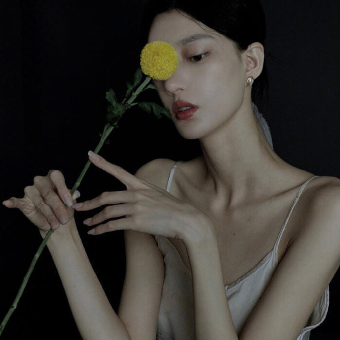 私德犹如内衣，脏不脏自己明白。声誉犹如外套，美不美由人评定。——  余光中 