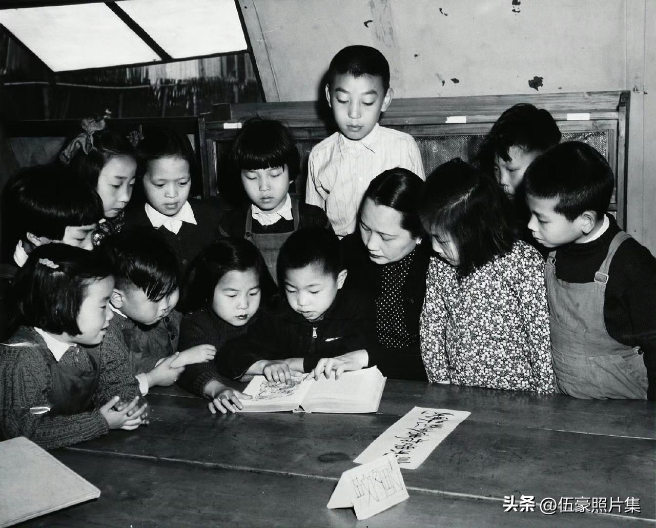 1948年，中国福利基金会主席宋庆龄和上海儿童在一起合影的老照片。中国福利会由宋