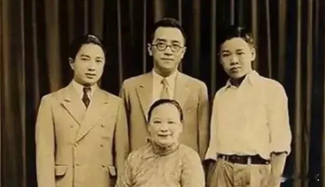 胡适有三子一女，次女早夭。三子胡思杜少年患肺病，不好读书，善交友玩乐。
1948