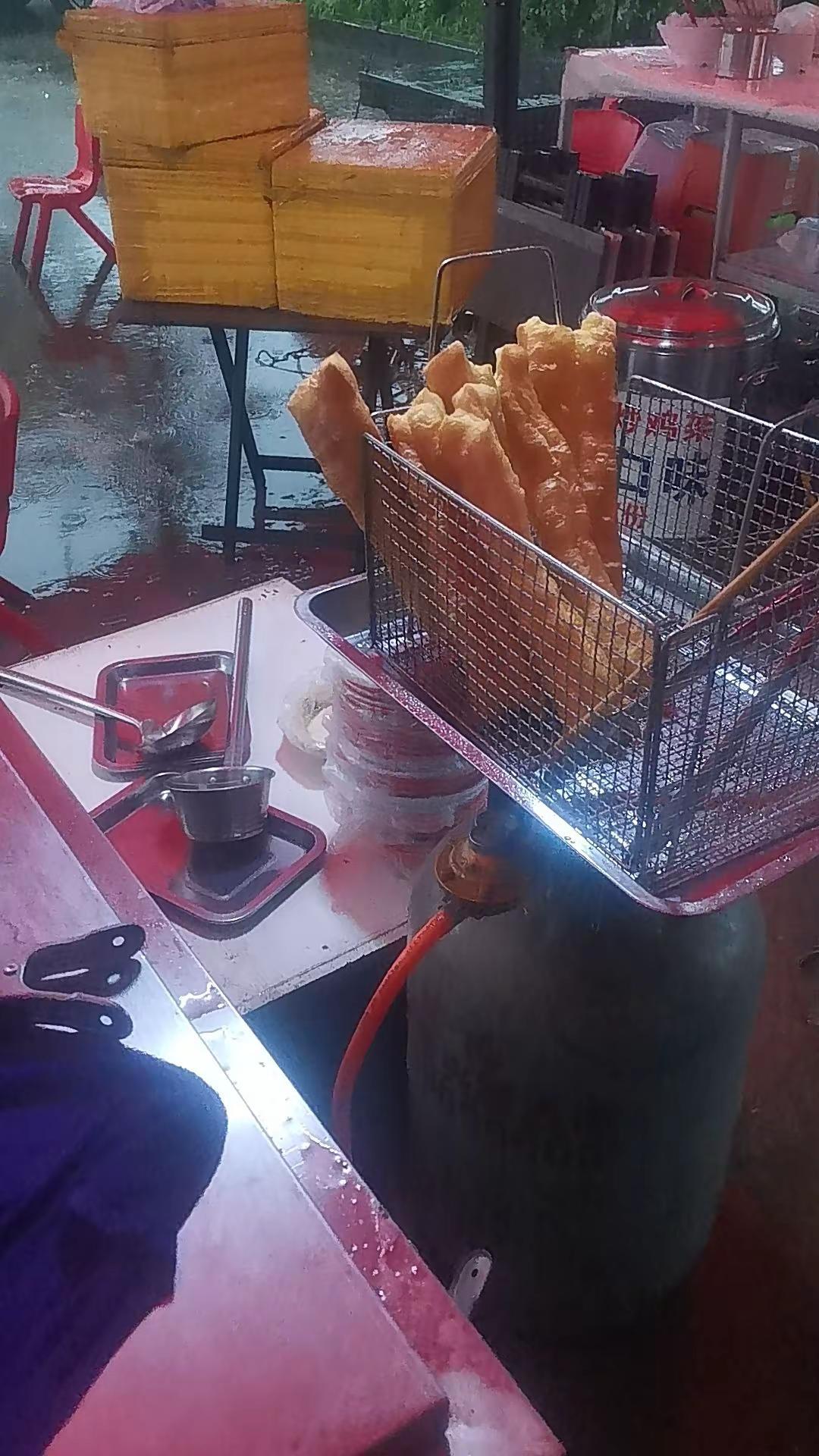 今天特大暴雨，依旧在出摊的路上，5点了，才来一个顾客，街边摊美味 摆摊人的日常有