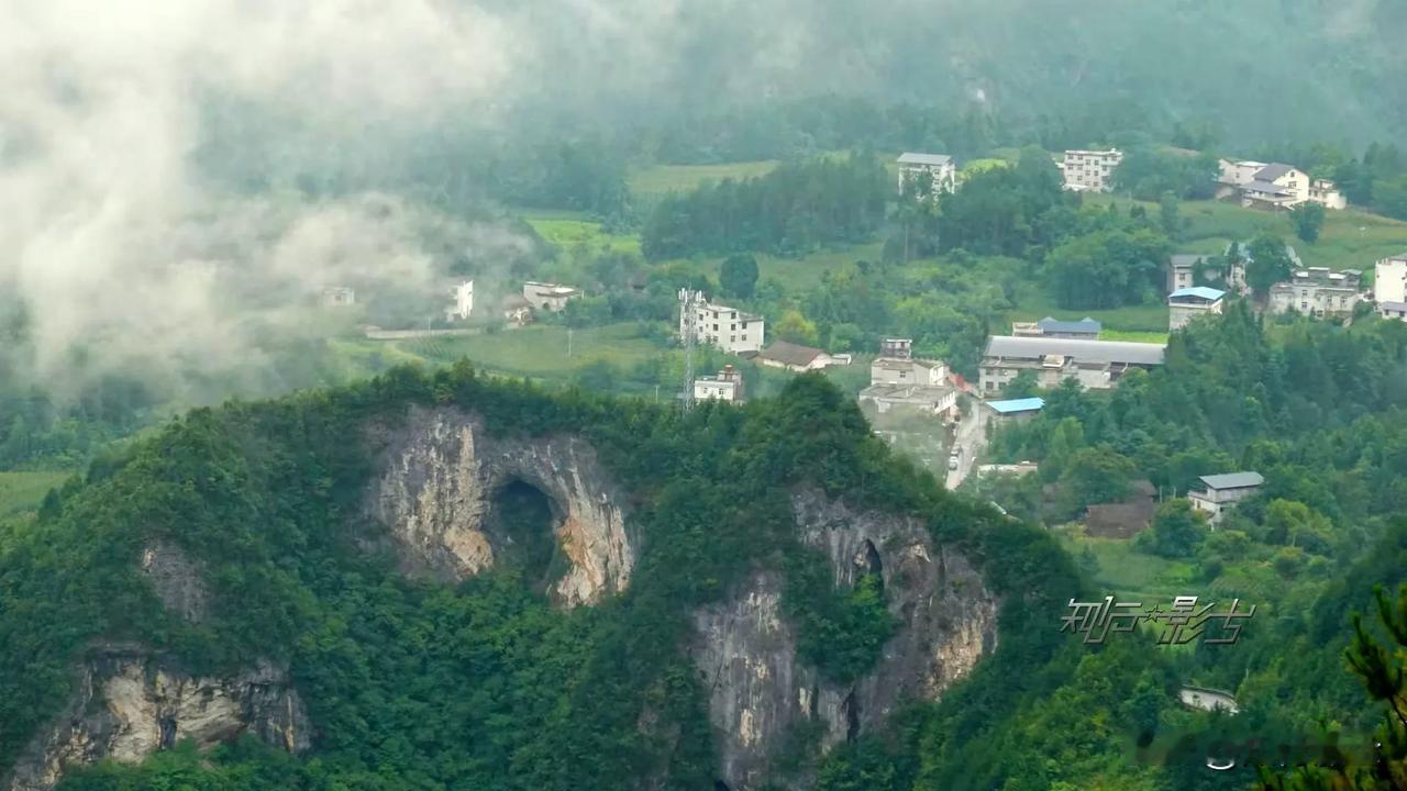 一张图表现乡村风景重庆市奉节县兴隆镇一处高山村落，海拔1200米左右；村子临崖而