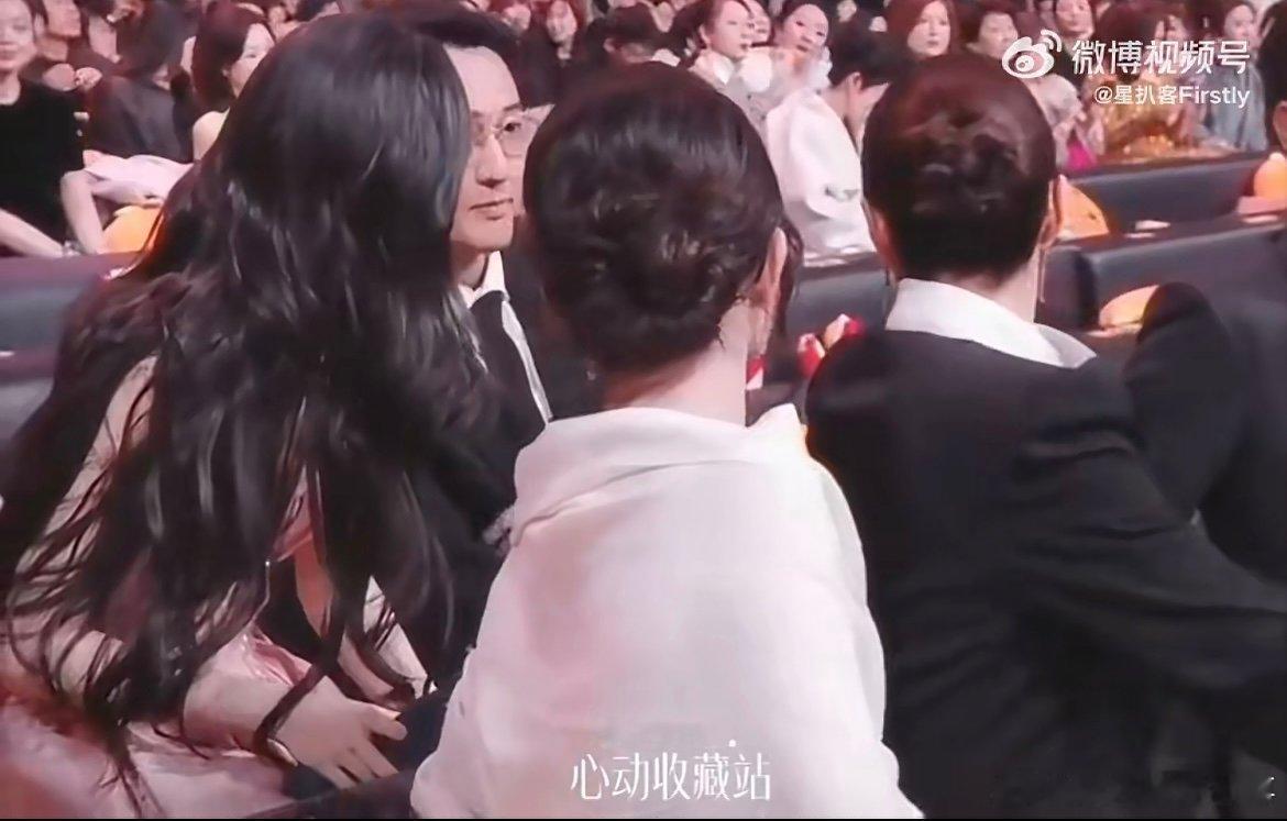 王传君偷听孟子义白鹿聊天 传君哥是懂吃瓜的！撞见孟姐白鹿热聊，立马揣手凑耳围观，